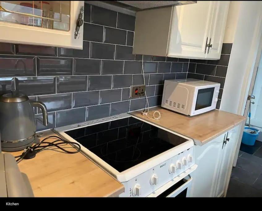 Wv1 Budget Contractor Stays- 5 Beds - Discounts Ok 伍尔弗汉普顿 外观 照片